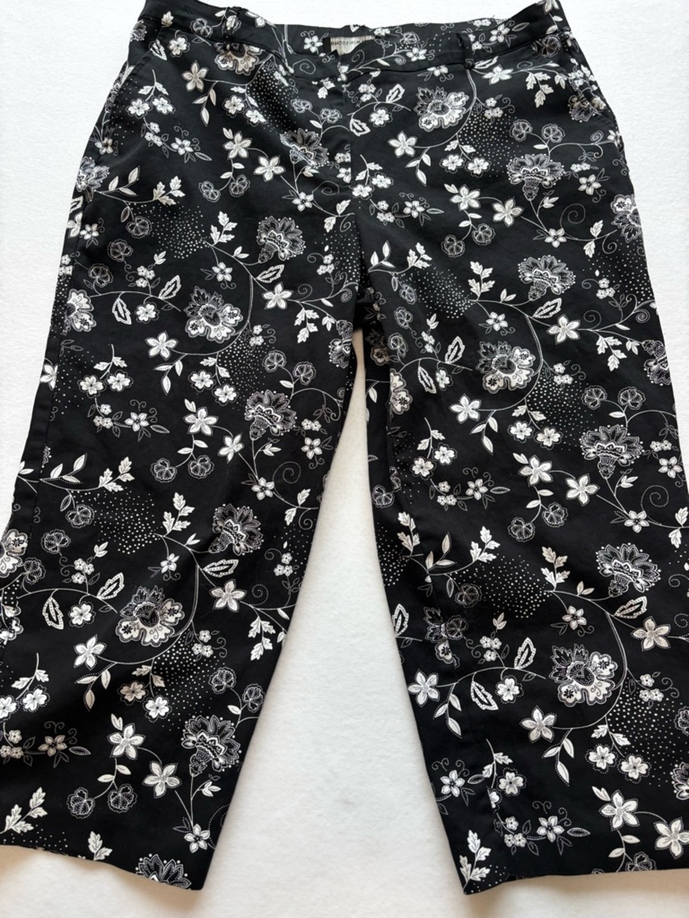 Briggs New York Floral Capri Pants Size 18 Black White Stretch - Picture 1 of 9